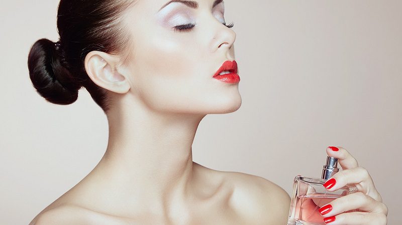 cách xịt nước hoa